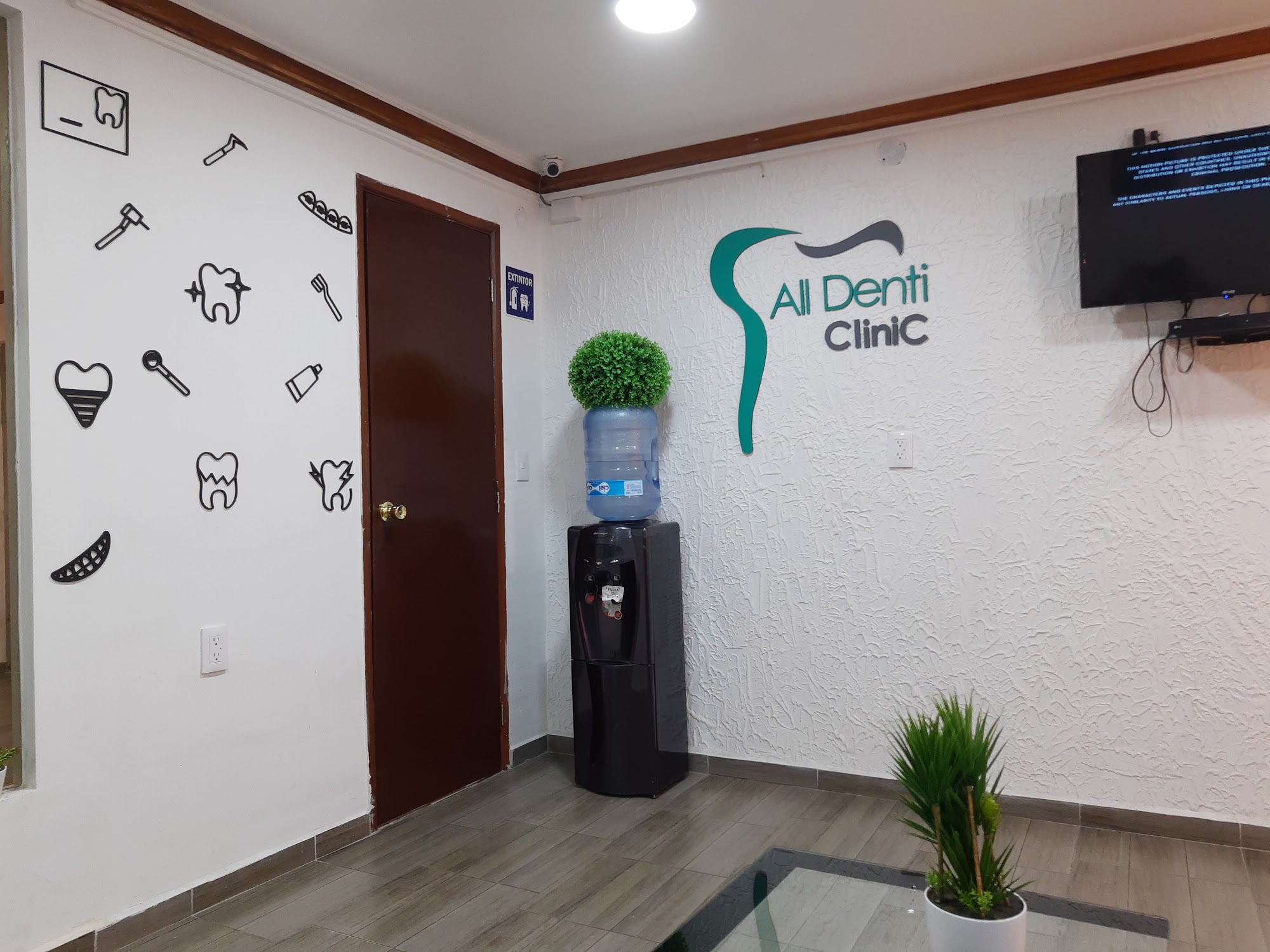 Diagnóstico con cámara intraoral y pantalla digital en All Denti Clinic